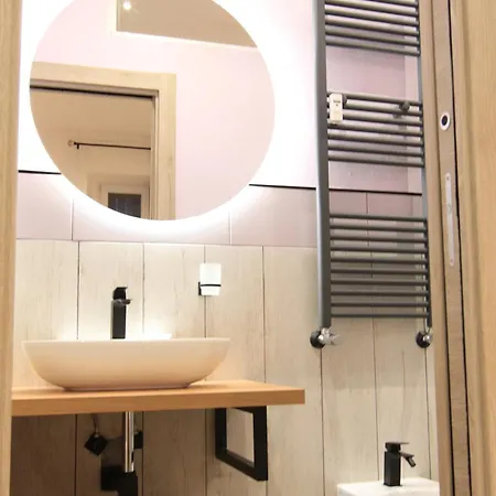 Helle Hus - 4 Min To Metro, Modern & Quiet, Direct To Colosseum 4* Rom